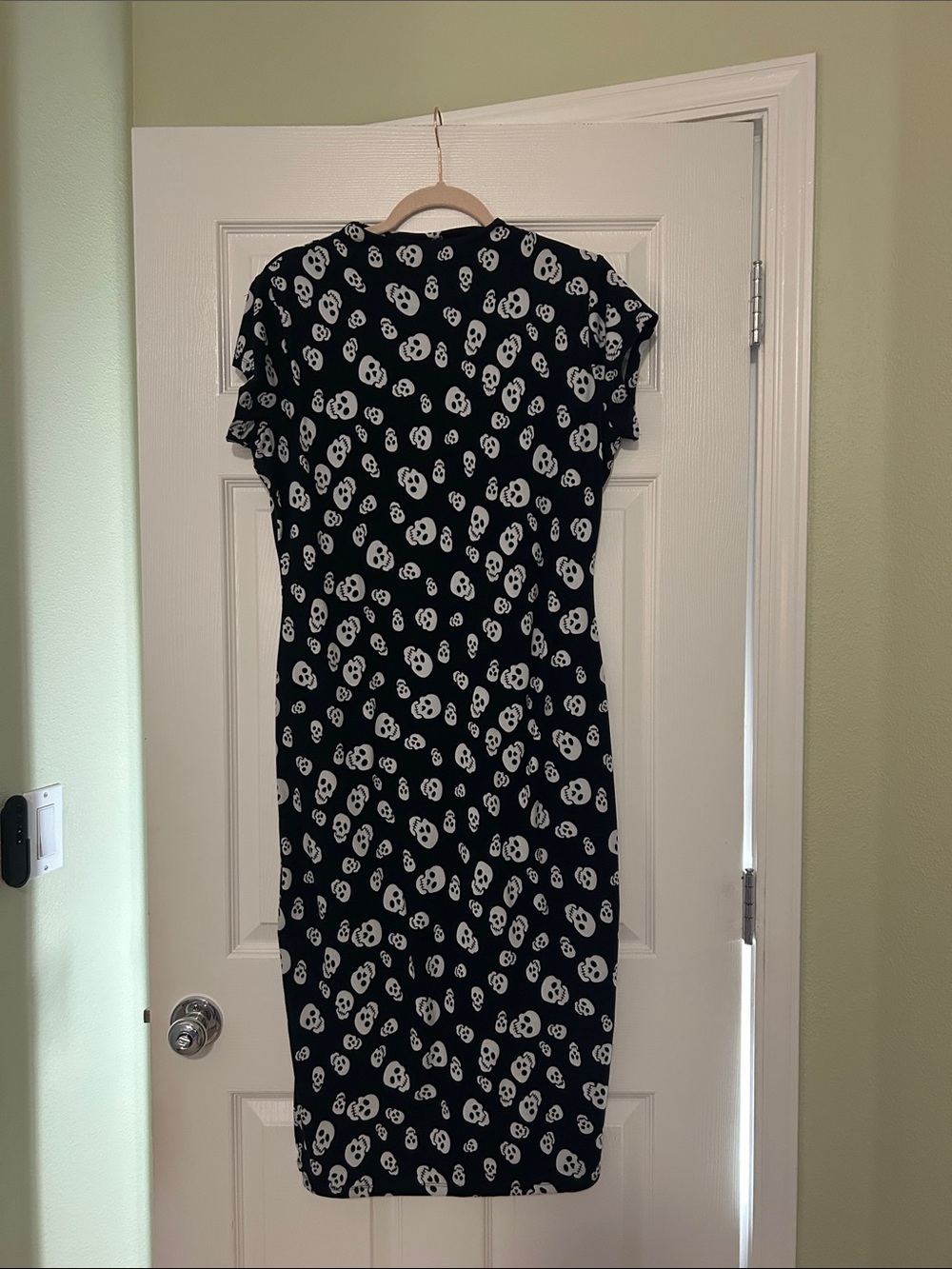 Unique Vintage Wiggle Dress in Skull Print - Picture 3 of 9